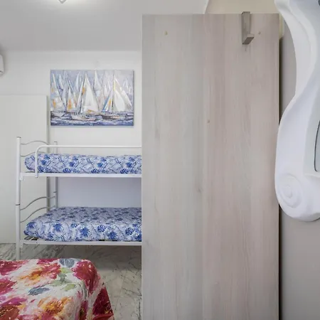 Apartment Lira 6 *